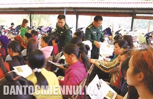 Phát tờ rơi tuyên truyền, vận động các gia đình ở xã Thành Long, huyện Văn Lãng (Lạng Sơn) tham gia phòng chống ma túy và tệ nạn xã hội