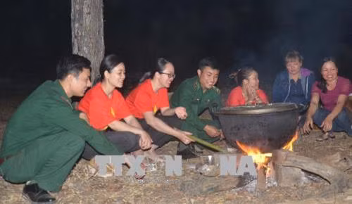 Hình ảnh đầm ấm quân và dân bên nồi bánh chưng nơi vùng biên giới Ia Mơ xa xôi. Ảnh: Hoài Nam – TTXVN