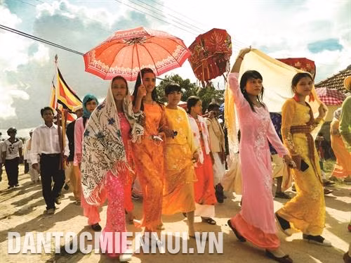 Thiếu nữ Chăm trong trang phục áo dài truyền thống nô nức tham gia lễ hội Kate. Ảnh: Văn Trãi