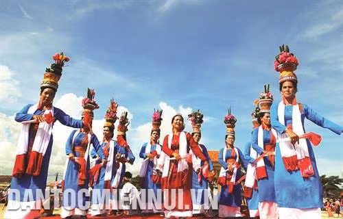 Những điệu múa truyền thống được phụ nữ Chăm biểu diễn trong những ngày diễn ra lễ hội Kate. Ảnh: Văn Trãi