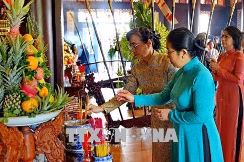 Lãnh đạo Thành phố Hồ Chí Minh cùng đông đảo tầng lớp nhân dân thực hiện nghi thức dâng cúng bánh tét Quốc tổ Hùng Vương và dâng hương Đức Lễ Thành Hầu Nguyễn Hữu Cảnh. Ảnh : Thế Anh-TTXVN