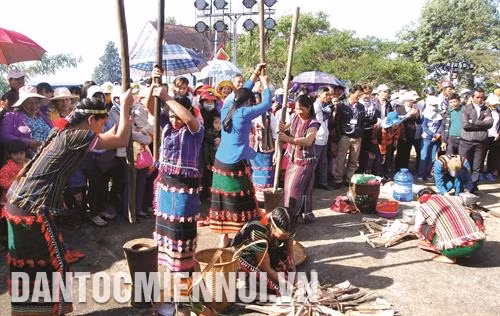 Người Mạ ở xã Đắk Nia tích cực tham gia các hoạt động văn hóa do địa phương tổ chức. Ảnh: Y Krăk
