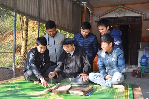 Ông Chu Tuần Ngân, người Dao Tiền, ở thôn Bản Pình, xã Trung Minh, huyện Yên Sơn (Tuyên Quang) dạy chữ cho các thanh niên người Dao