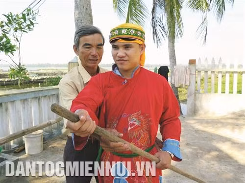 Cách cầm mái chèo của ông Tổng lái cũng được ông Đỗ Mỹ Tân ân cần chỉ bảo. Ảnh: Đỗ Trưởng - TTXVN