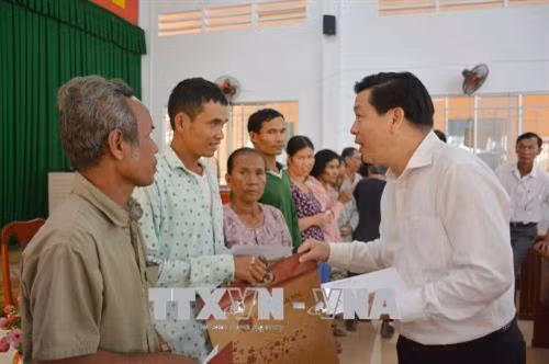 Tặng quà Tết cho hộ dân tộc thiểu số nghèo, gia đình chính sách. Ảnh: Hoài Thu – TTXVN.