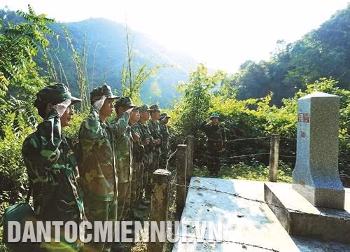 Cán bộ chiến sĩ Đồn biên phòng Pa Thơm tuần tra tại cột mốc 110. Ảnh: Phan Tuấn Anh - TTXVN