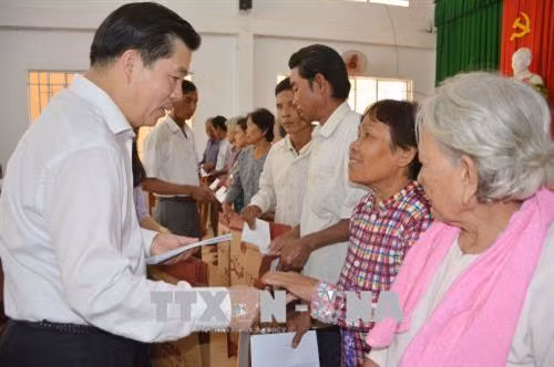 Tặng quà Tết cho hộ dân tộc thiểu số nghèo, gia đình chính sách. Ảnh: Hoài Thu – TTXVN.