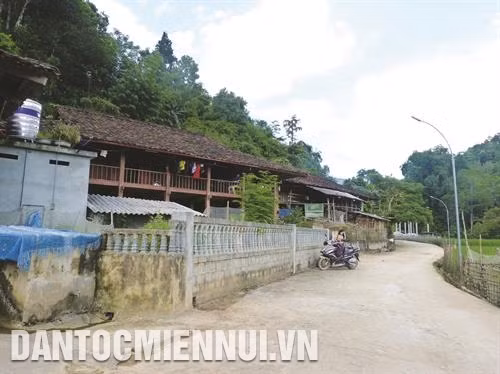 Nhà cổ của người Tày ở thôn Đống Đa 1, xã Thượng Nông được làm bằng gỗ, kiến trúc đặc trưng 5 gian 4 mái hoặc 3 gian 4 mái. Ảnh: Phạm Yến