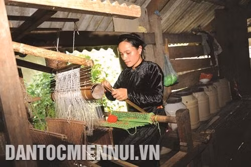 Đồng bào Tày ở xã Thượng Nông hiện vẫn còn giữ được nghề dệt vải truyền thống. Ảnh: Phạm Yến