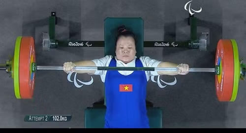 Trong ảnh (chụp qua truyền hình): Vận động viên Việt Nam Đặng Thị Linh Phượng thi đấu môn cử tạ nữ hạng cân dưới 50kg tại Paralympic Rio 2016. TTXVN phát