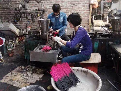 Sản xuất hương đen tại làng Chóa