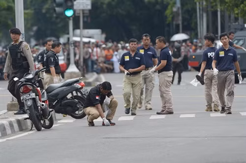 Cảnh sát Indonesia điều tra vụ đánh bom liên hoàn ở Jakarta ngày 14/1. Ảnh: AFP/TTXVN