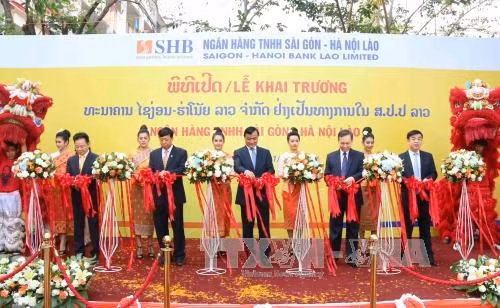 Lễ cắt băng khai trương SHB Lào. Ảnh: Phạm Kiên – Phóng viên TTXVN tại Lào