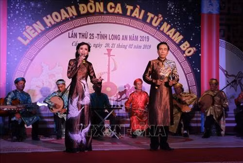 Tiết mục của ban đờn ca tài tử Long An biểu diễn tại Liên hoan. Ảnh: Bùi Giang - TTXVN