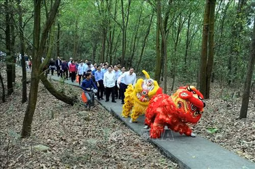 Lãnh đạo tỉnh Hải Dương và du khách hành hương lên đỉnh núi thiêng. Ảnh: Mạnh Tú - TTXVN