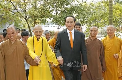Chủ tịch nước Trần Đại Quang đến thăm, chúc mừng Đại lão Hòa thượng Thích Phổ Tuệ, Pháp chủ Giáo hội Phật giáo Việt Nam cùng các Chư tôn đức trong Hội đồng Chứng minh, Hội đồng Trị sự Trung ương Giáo hội Phật giáo Việt Nam, sáng 4/5/2017, tại chùa Viên Minh, xã Quang Lãng, huyện Phú Xuyên (Hà Nội). Ảnh: Nhan Sáng – TTXVN