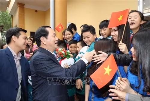 Chủ tịch nước Trần Đại Quang với thiếu niên, nhi đồng hai xã Nam Giang, Nam Lĩnh (huyện Nam Đàn, tỉnh Nghệ An), sáng 15/1/2017. Ảnh: Nhan Sáng-TTXVN