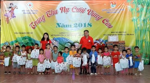Lễ tặng quà cho trẻ em học mẫu giáo. Ảnh: Phan Tuấn Anh – TTXVN