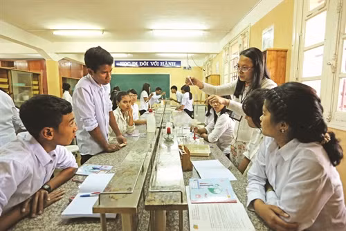 Tiết học thực hành trong phòng thí nghiệm