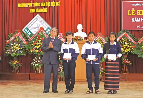 Trao học bổng cho các em học sinh có hoàn cảnh khó khăn, vượt khó vươn lên đạt nhiều thành tích trong học tập năm học 2014 - 2015