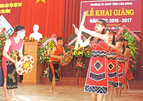 Bỉêu diễn văn nghệ chào mừng năm học mới 2016 - 2017