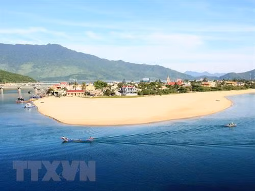 Một góc vịnh Lăng Cô. Ảnh: Huy Hùng -TTXVN