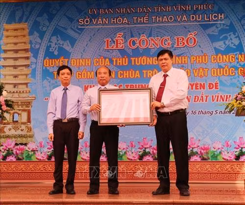 Trao Quyết định công nhận Tháp gốm men chùa Trò của Vĩnh Phúc là Bảo vật quốc gia. Ảnh: Nguyễn Thảo - TTXVN