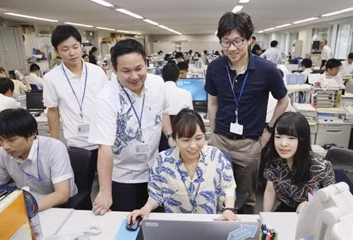 Công chức Bộ Môi trường Nhật Bản trong các trang phục "thoải mái" trong ngày 7/5/2019, ngày bắt đầu chiến dịch "Cool Biz" năm 2019. Ảnh: mainichi.jp