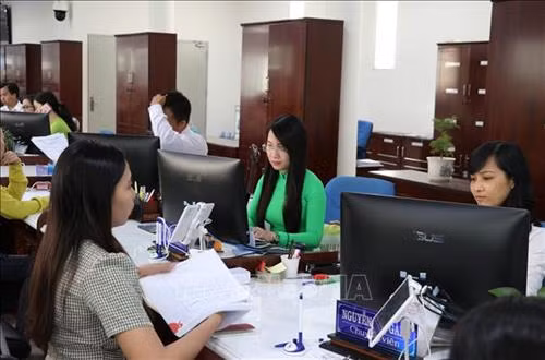 Cán bộ, viên chức ở Trung tâm luôn có thái độ niềm nở, tận tình hướng dẫn người dân, doanh nghiệp thực hiện các thủ tục hành chính. Ảnh: Bùi Giang-TTXVN