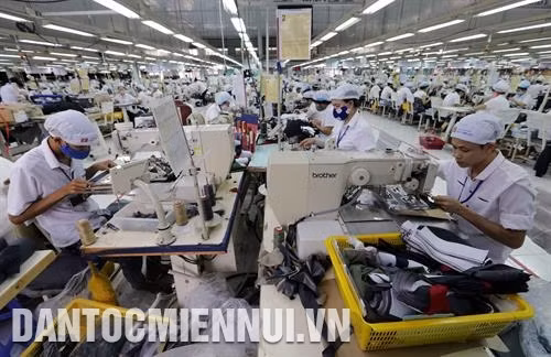 Công ty may Tiến Thuận (Ninh Thuận) ổn định việc làm cho hơn 1.800 lao động, trong đó phần lớn là lao động nông thôn. Ảnh: Trần Việt