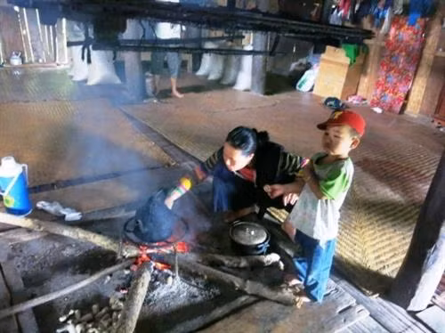 Bếp lửa trong ngôi nhà của người Lô Lô.
