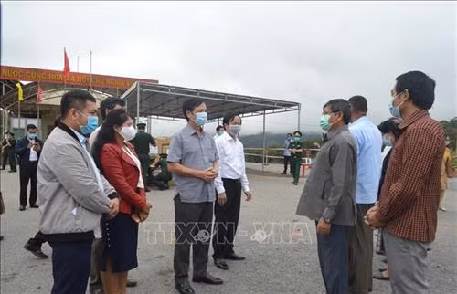 Lãnh đạo hai tỉnh Quảng Trị và Salavan trao đổi với nhau về công tác phòng, chống dịch COVID-19. Ảnh: Nguyên Lý-TTXVN