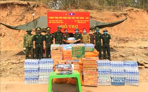Bộ đội Biên phòng Việt Nam tặng vật tư y tế, lương thực và nhu yếu phẩm cho lực lượng bảo vệ biên giới nước bạn Lào. Ảnh: Hồ Cầu-TTXVN