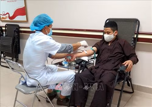 Hiến máu tình nguyện “Vì sức khỏe cộng đồng và của chính mình”. Ảnh: Thu Hằng-TTXVN