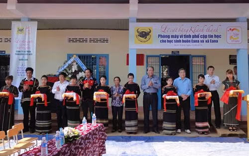 Trường Tiểu học Lê Hồng Phong xã Ea Na được trang bị máy vi tính phổ cập tin học cho học sinh.