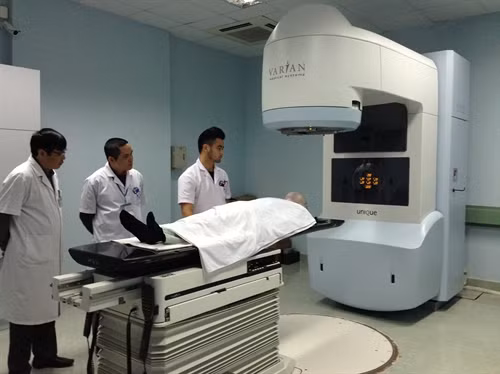 Bệnh viện Ung bướu Hà Nội áp dụng kỹ thuật xạ trị điều biến liều (IMRT) trong điều trị ung thư cho bệnh nhân. Ảnh: Tuyết Mai-TTXVN