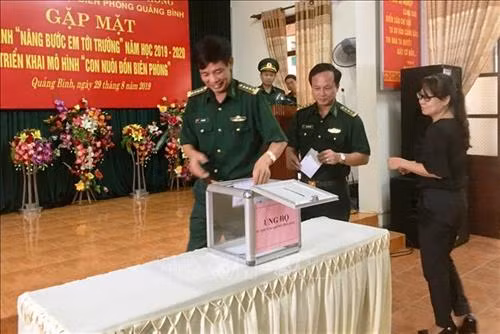 Các đại biểu ủng hộ kinh phí cùng với Bộ đội Biên phòng Quảng Bình thực hiện hiệu quả mô hình “Con nuôi đồn Biên phòng”. Ảnh: Võ Dung-TTXVN