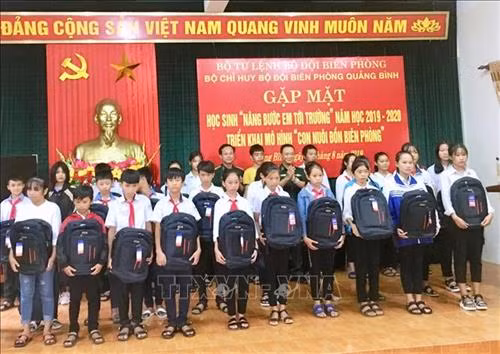 Bộ Chỉ huy Bộ đội Biên phòng Quảng Bình trao tặng các phần quà bao gồm cặp sách, trang thiết bị học tập, quần áo mới cho các học sinh. Ảnh: Võ Dung-TTXVN