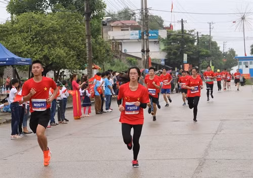 Các vận động viên tham gia Giải chạy việt dã xuyên biên giới. Ảnh: Chu Hiệu – TTXVN