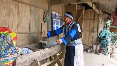 Bà Hoàng Thị Sảy, xóm Đông Sằng, xã Quang Trung (huyện Hoà An, Cao Bằng) vẫn mặc trang phục truyền thống trong sinh hoạt hằng ngày.