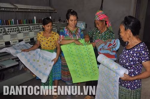 Đồng bào dân tộc ở thôn Đồng Ruộng, xã Kiên Thành, huyện Trấn Yên (Yên Bái) trao đổi phương pháp dệt thổ cẩm. Ảnh: Sùng A Hồng - TTXVN