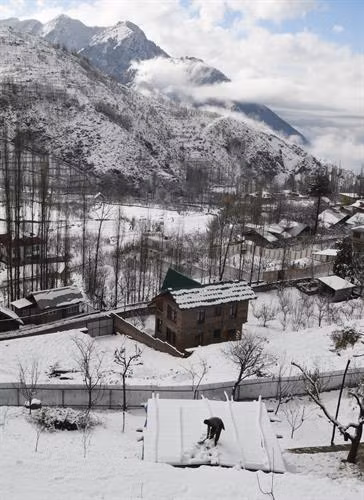 Tuyết phủ trắng tại Srinagar, Ấn Độ ngày 12/12/2017. AFP/TTXVN