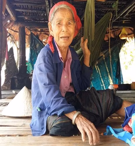 Cụ bà Vân Kiều đeo vòng prả trên tay.