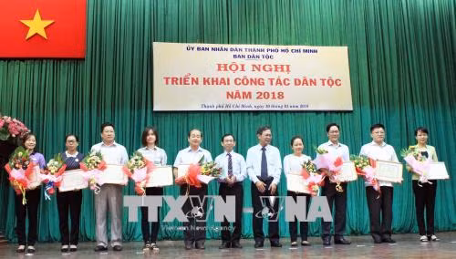 Các tập thể thực hiện xuất sắc nhiệm vụ quản lý nhà nước về công tác dân tộc năm 2017 nhận khen thưởng của Ủy ban nhân dân Thành phố Hồ Chí Minh. Ảnh: Xuân Khu – TTXVN