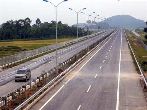Một đoạn đường trên cao tốc Cầu Giẽ - Ninh Bình. (Ảnh: Huy Hùng/TTXVN)