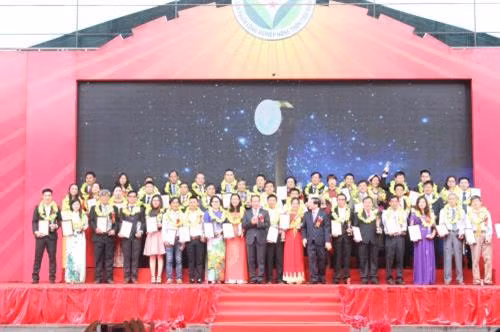 Vinh danh hơn 100 sản phẩm công nghiệp nông thôn tiêu biểu 2017. Ảnh: Đức Dũng