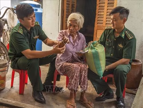 Đồn Biên phòng cửa khẩu quốc tế Hà Tiên thăm và trao tiền, gạo cho bà Võ Thị Sáu, người già neo đơn ở ấp Thạch Động, xã Mỹ Đức, thị xã Hà Tiên, tỉnh Kiên Giang. Ảnh: Nguyễn Vũ Thành Đạt - TTXVN