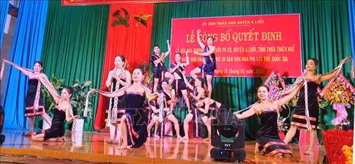 Chương trình nghệ thuật tại Lễ công bố Quyết định lễ hội ADa Koonh đưa vào Danh mục Di sản văn hóa phi vật thể Quốc gia. Ảnh: Tường Vi - TTXVN