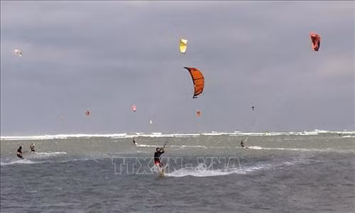 Các vận động viên biểu diễn lướt ván diều tại khu du lịch trọng điểm quốc gia Ninh Chữ. Ảnh: Công Thử - TTXVN