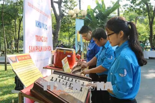 Thanh niên thành phố tham quan triển lãm các loại nhạc cụ dân tộc Việt Nam tại Ngày hội. Ảnh: Thanh Vũ-TTXVN